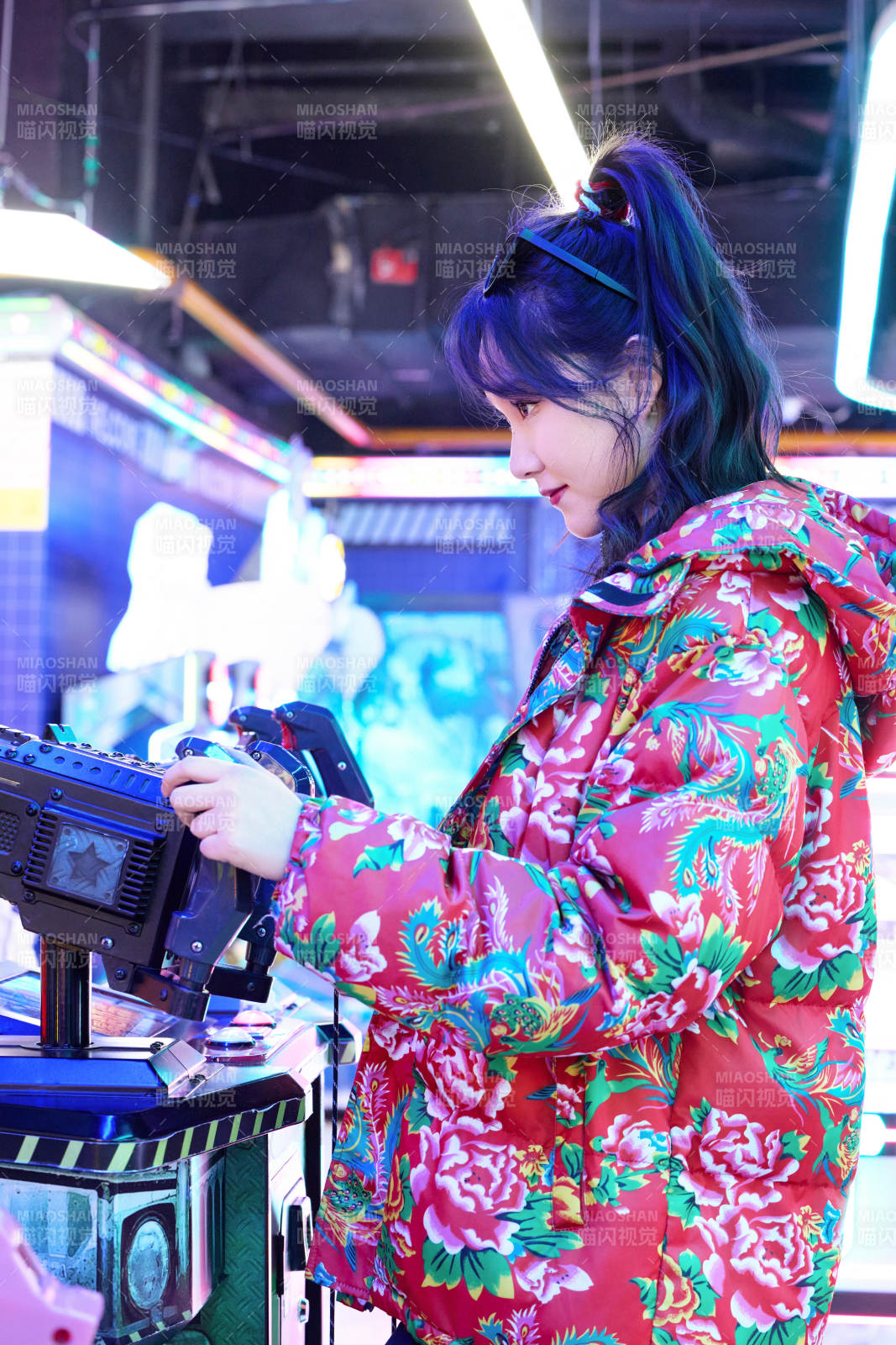 除夕在电子娱乐城游玩的亚洲美女图片