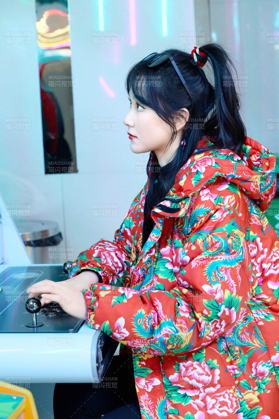 除夕在电子娱乐城游玩的亚洲美女图片