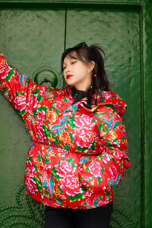 除夕在古城景区游玩拍照的亚洲美女图片