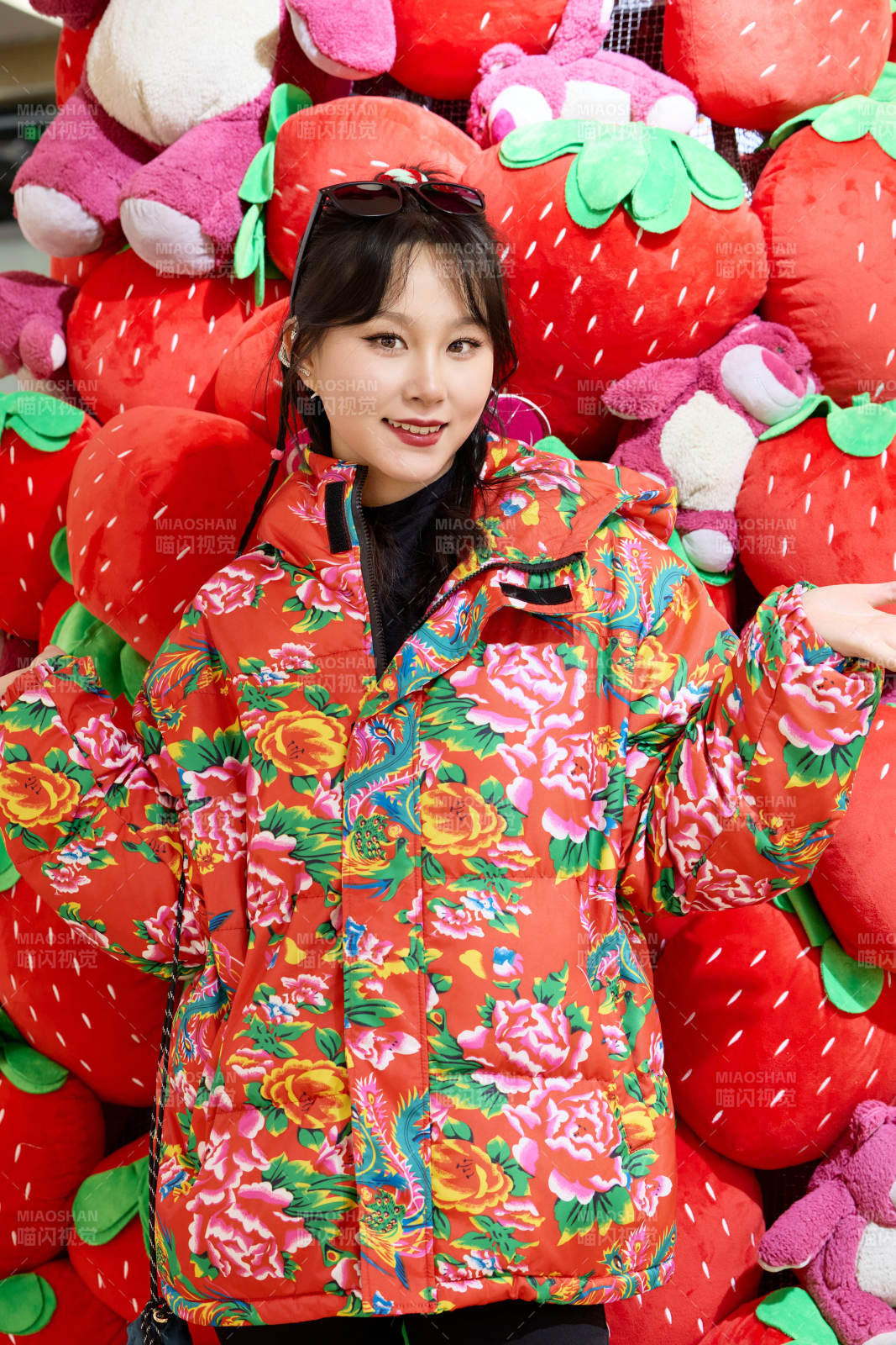 除夕在街头游玩拍照的亚洲美女图片