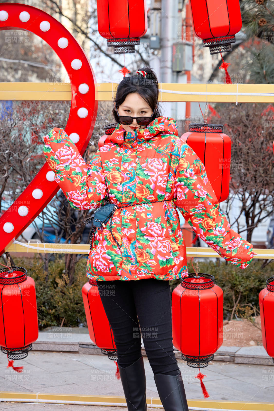 除夕在街头游玩拍照的亚洲美女图片