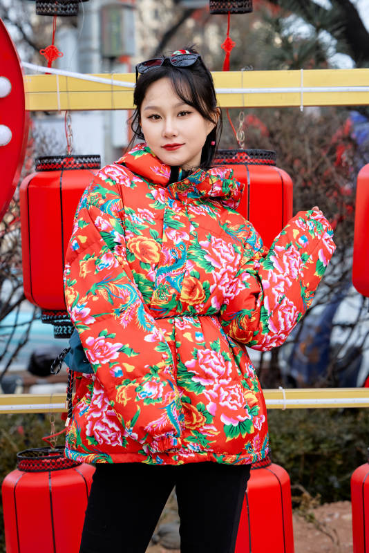 除夕在街头游玩拍照的亚洲美女图片