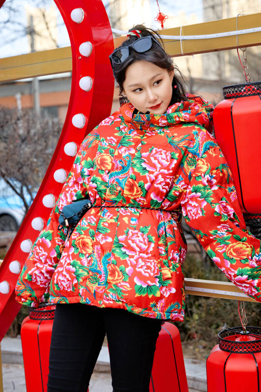 除夕在街头游玩拍照的亚洲美女图片