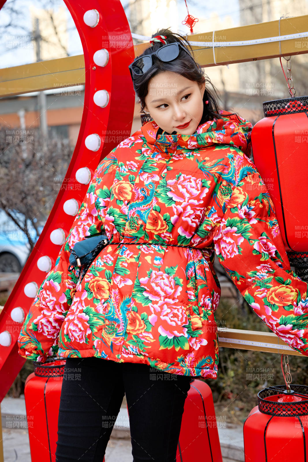 除夕在街头游玩拍照的亚洲美女图片