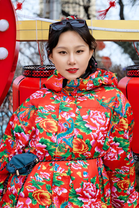 除夕在街头游玩拍照的亚洲美女图片