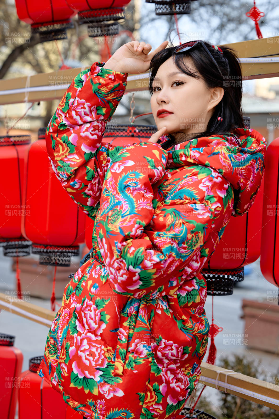 除夕在街头游玩拍照的亚洲美女图片