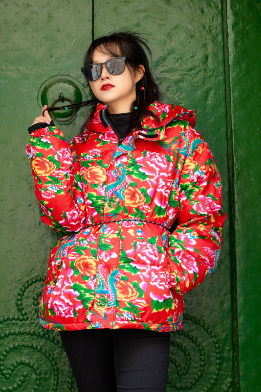 除夕在古城景区游玩拍照的亚洲美女图片