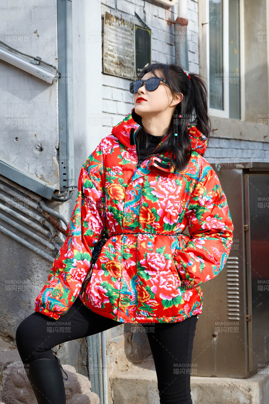 除夕在街头游玩拍照的亚洲美女图片