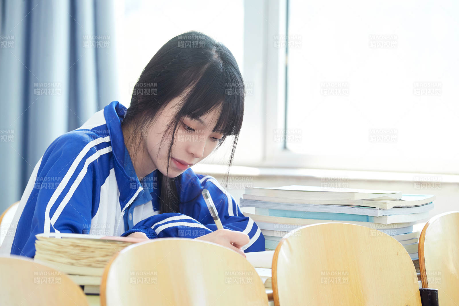 教室里努力看书学习备战高考的女高中生图片