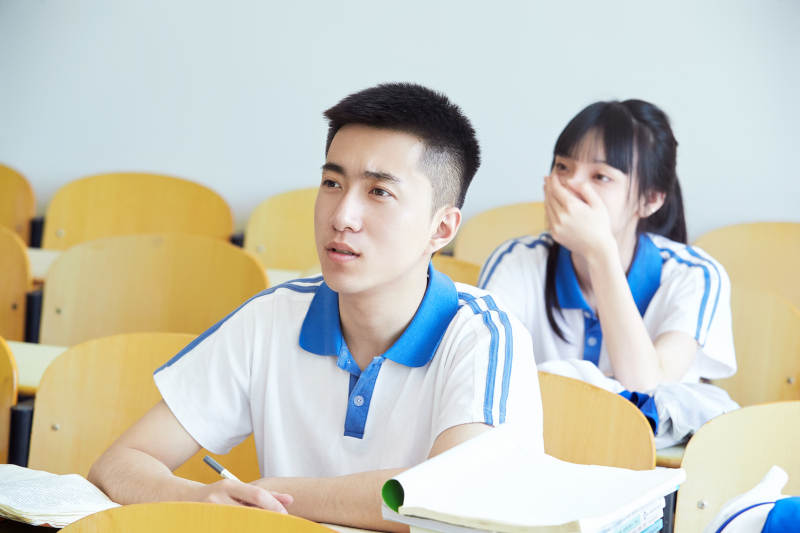 教室里努力看书学习备战高考的高中生图片