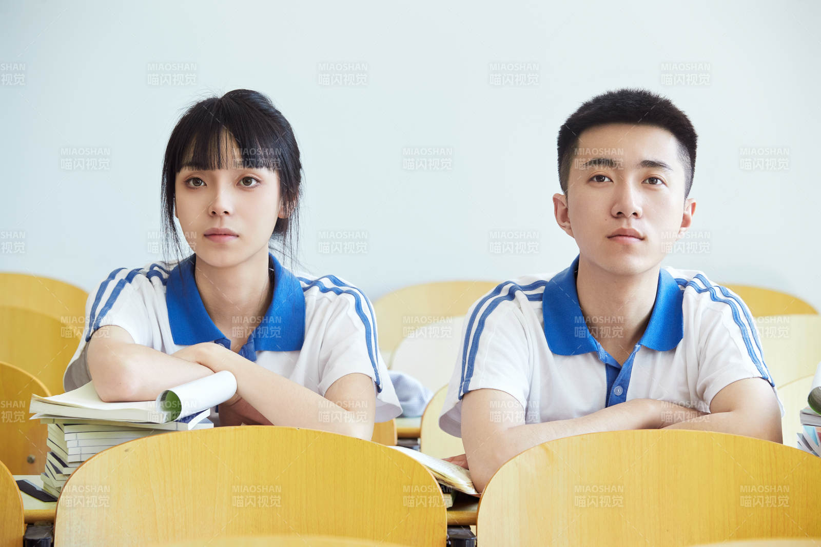 教室里努力看书学习备战高考的高中生图片