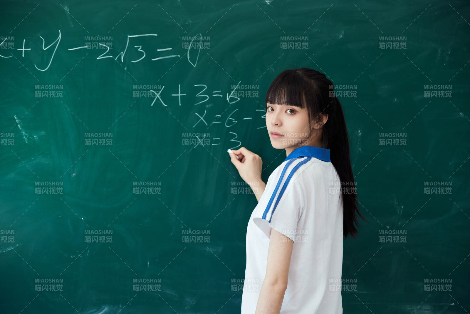 上课时在教室黑板解答数学习题的高中生图片