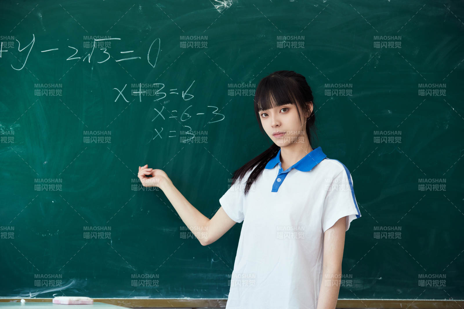 上课时在教室黑板解答数学习题的高中生图片