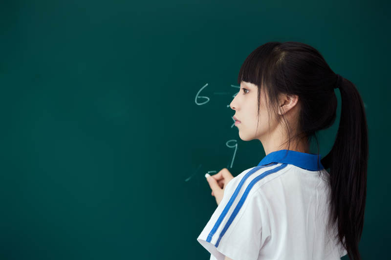 上课时在教室黑板解答数学习题的高中生图片