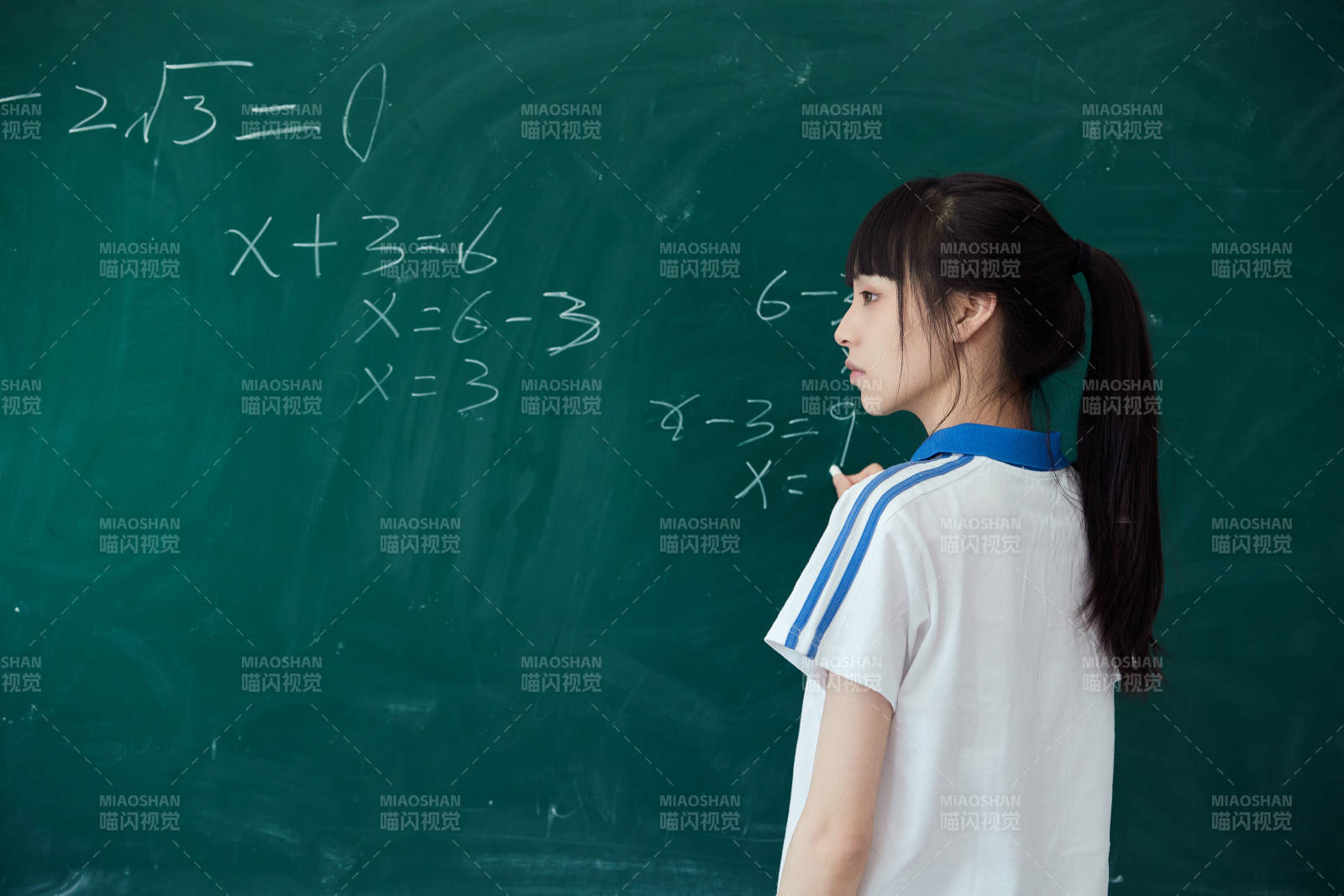 上课时在教室黑板解答数学习题的高中生图片