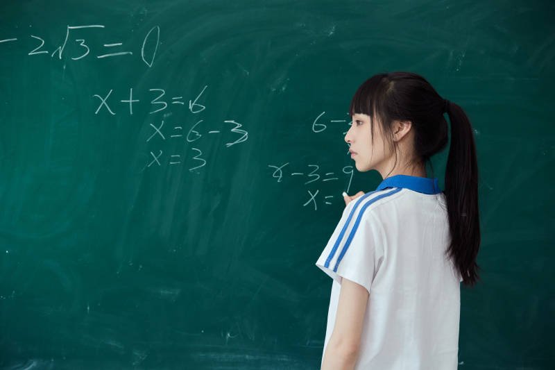 上课时在教室黑板解答数学习题的高中生图片