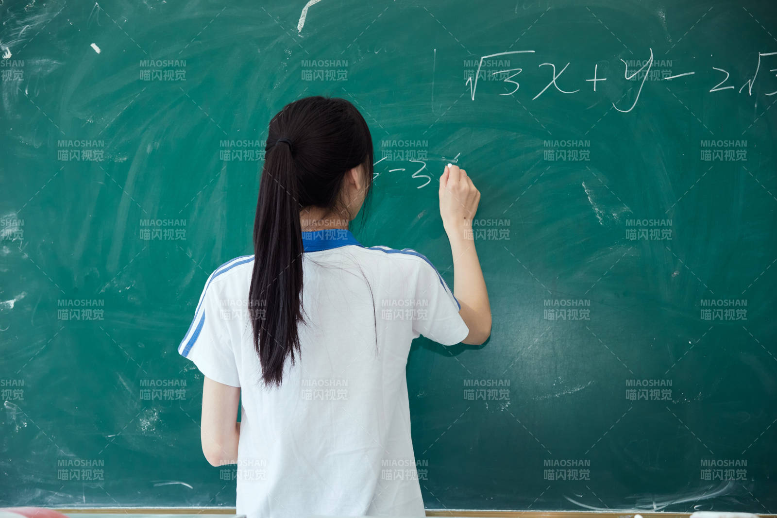 上课时在教室黑板解答数学习题的高中生图片