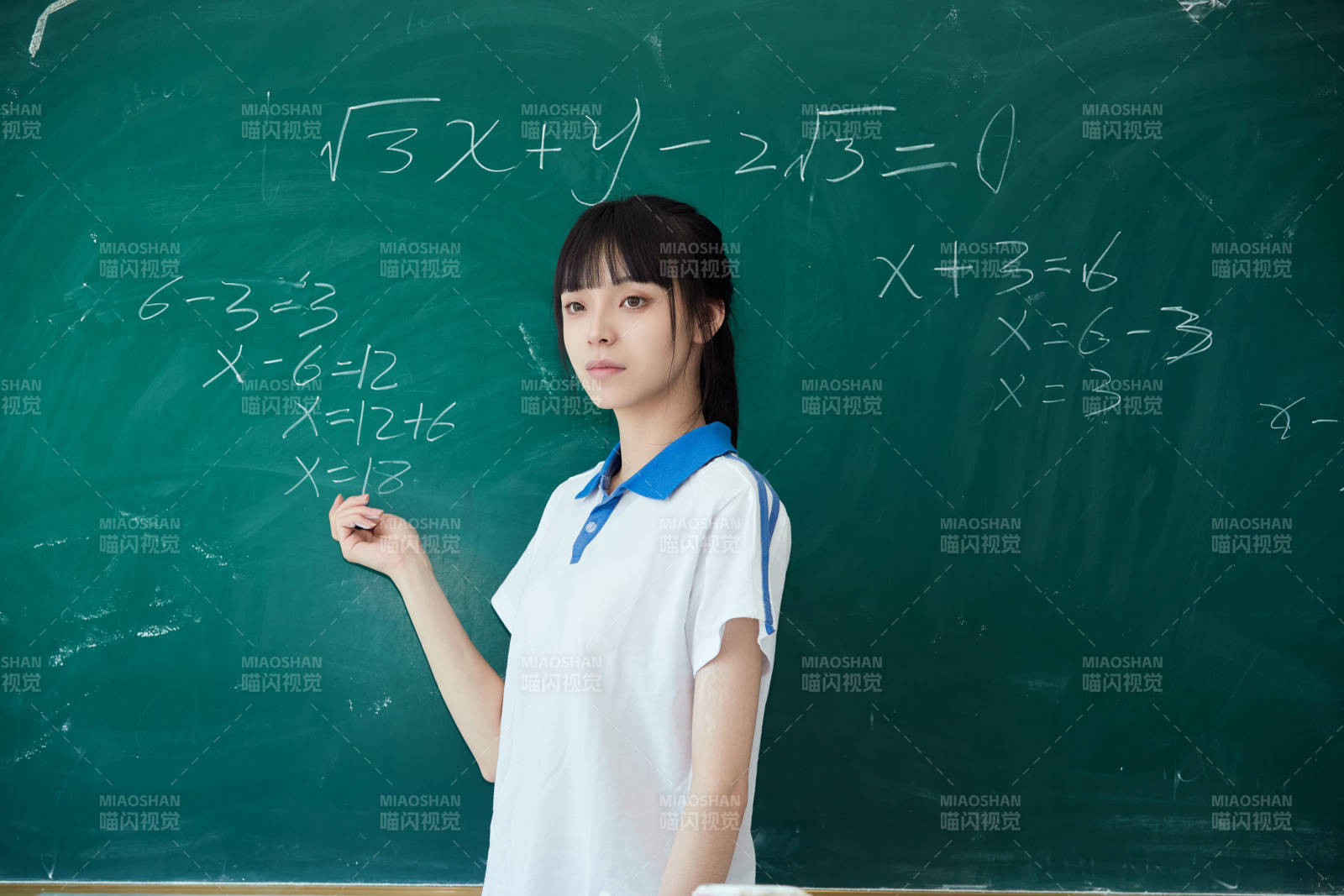 上课时在教室黑板解答数学习题的高中生图片