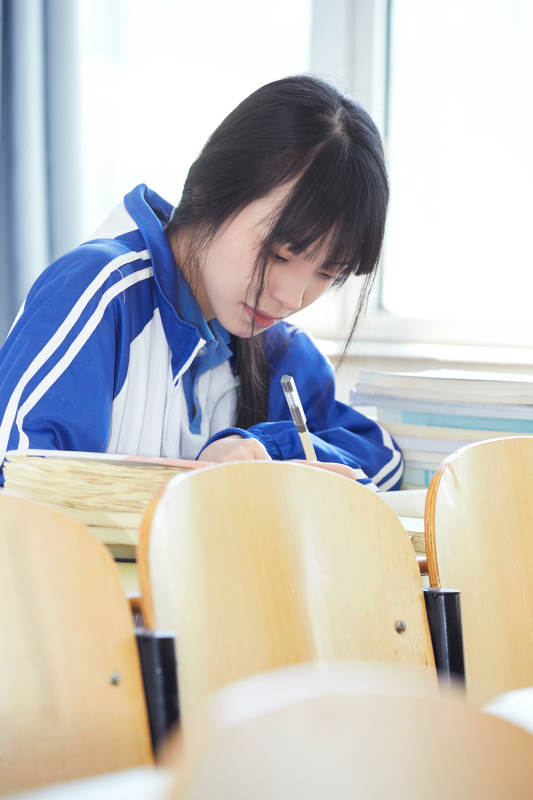 教室里努力看书学习备战高考的女高中生图片