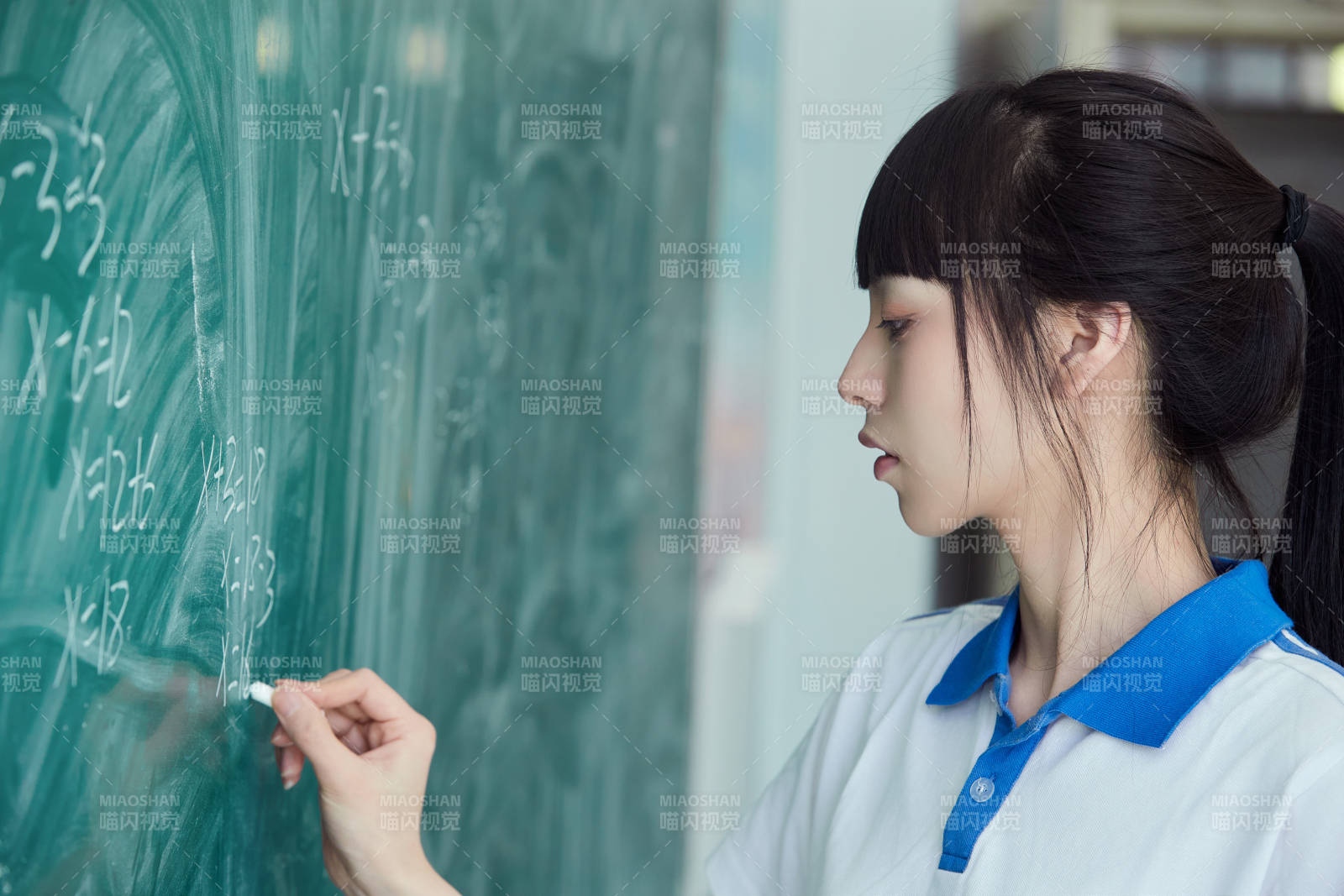 上课时在教室黑板解答数学习题的高中生图片