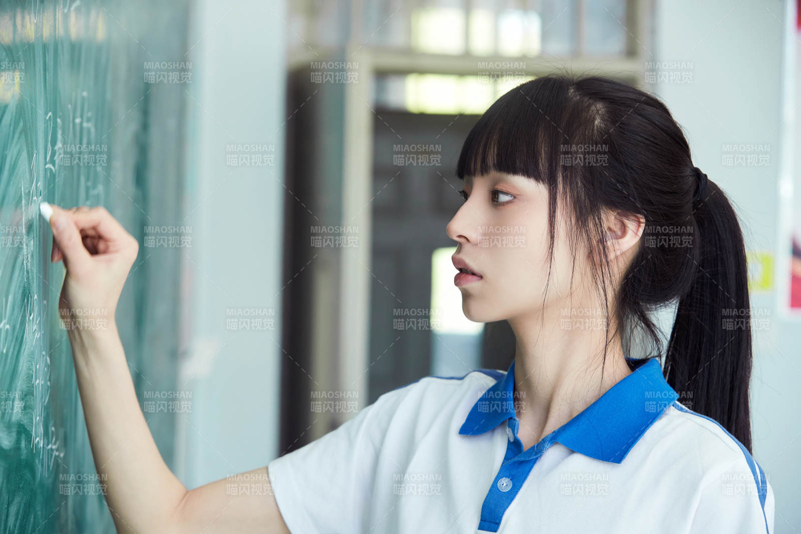 上课时在教室黑板解答数学习题的高中生图片