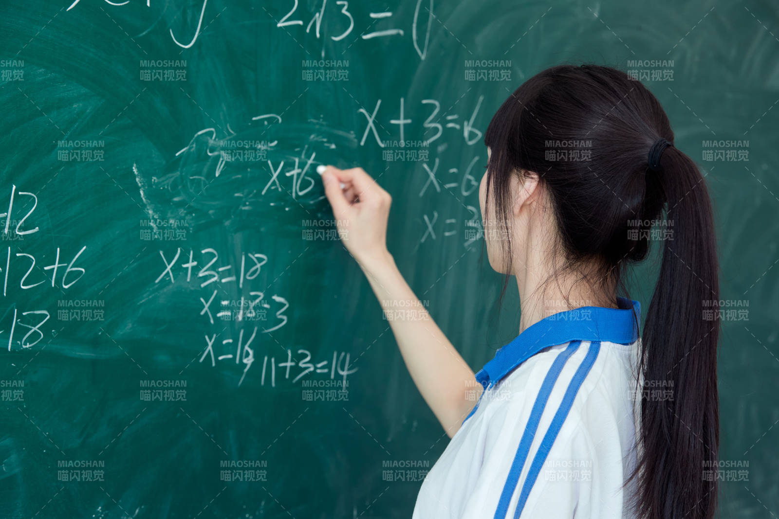 上课时在教室黑板解答数学习题的高中生图片