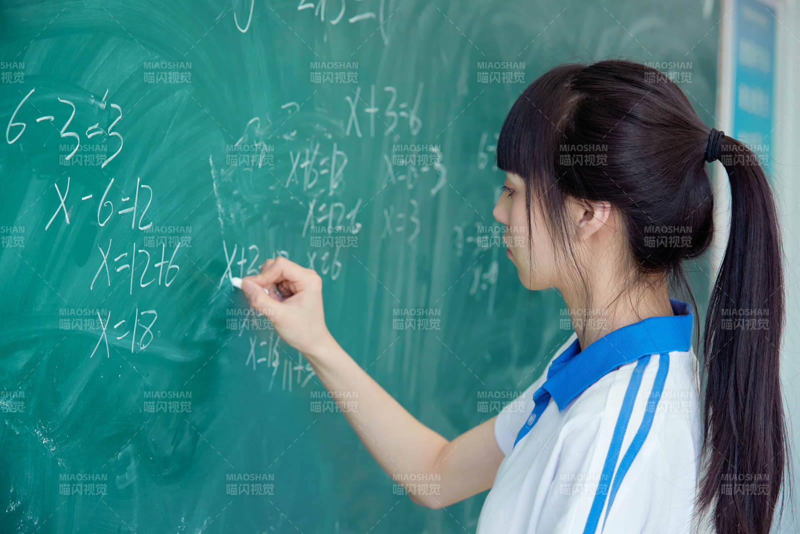 上课时在教室黑板解答数学习题的高中生图片