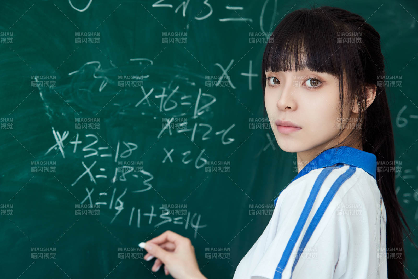 上课时在教室黑板解答数学习题的高中生图片