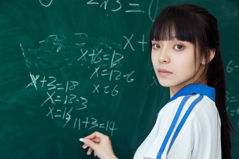上课时在教室黑板解答数学习题的高中生图片