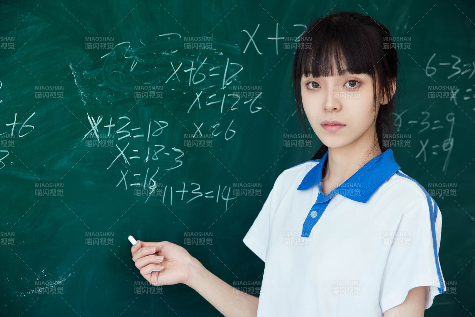 上课时在教室黑板解答数学习题的高中生图片