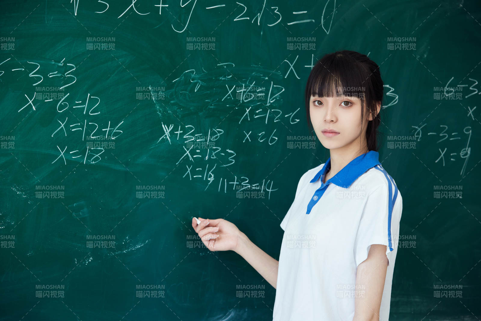 上课时在教室黑板解答数学习题的高中生图片