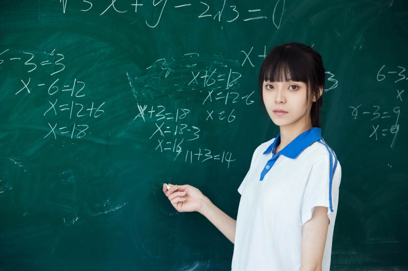 上课时在教室黑板解答数学习题的高中生图片