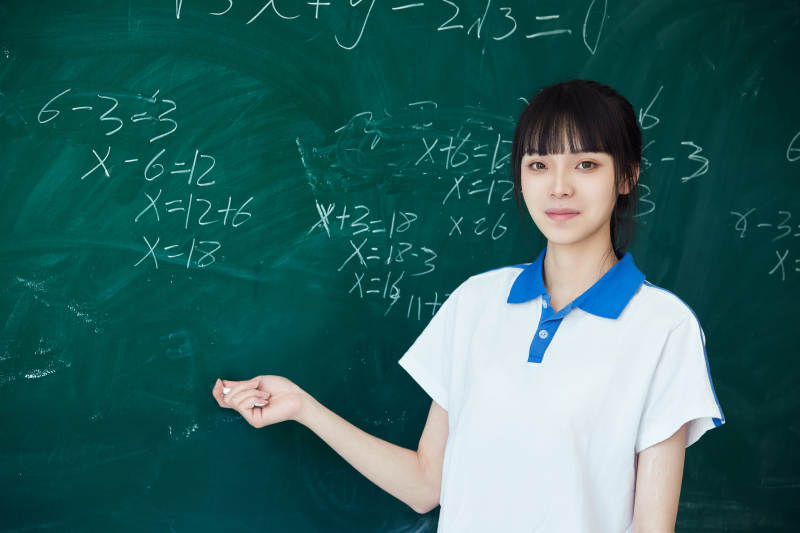 上课时在教室黑板解答数学习题的高中生图片