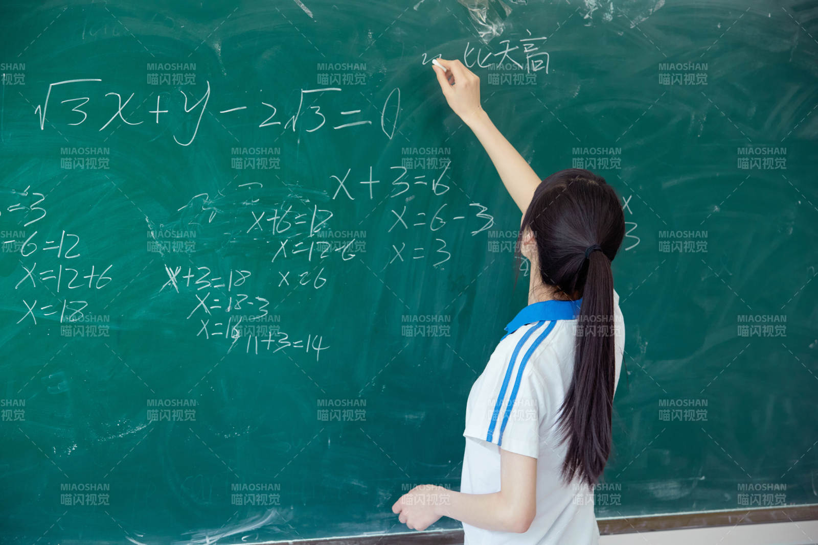 上课时在教室黑板解答数学习题的高中生图片