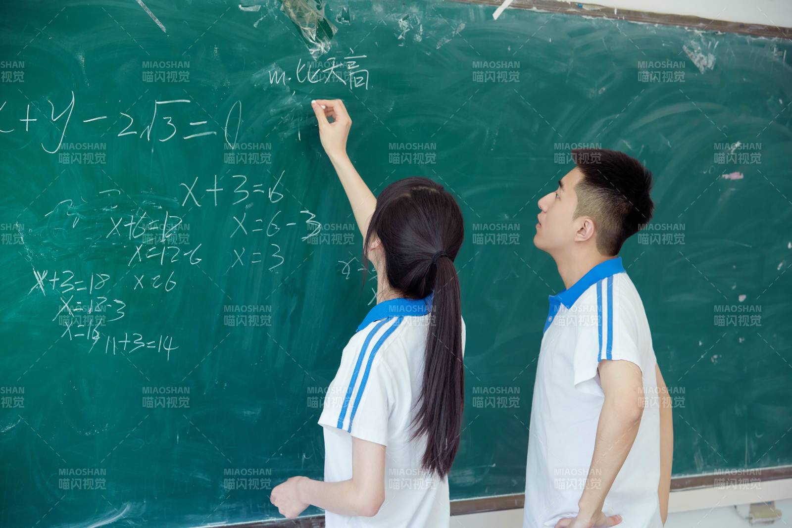 上课时在教室黑板解答数学习题的高中生图片
