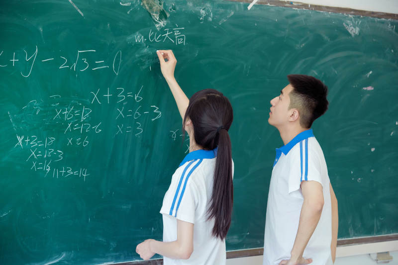 上课时在教室黑板解答数学习题的高中生图片