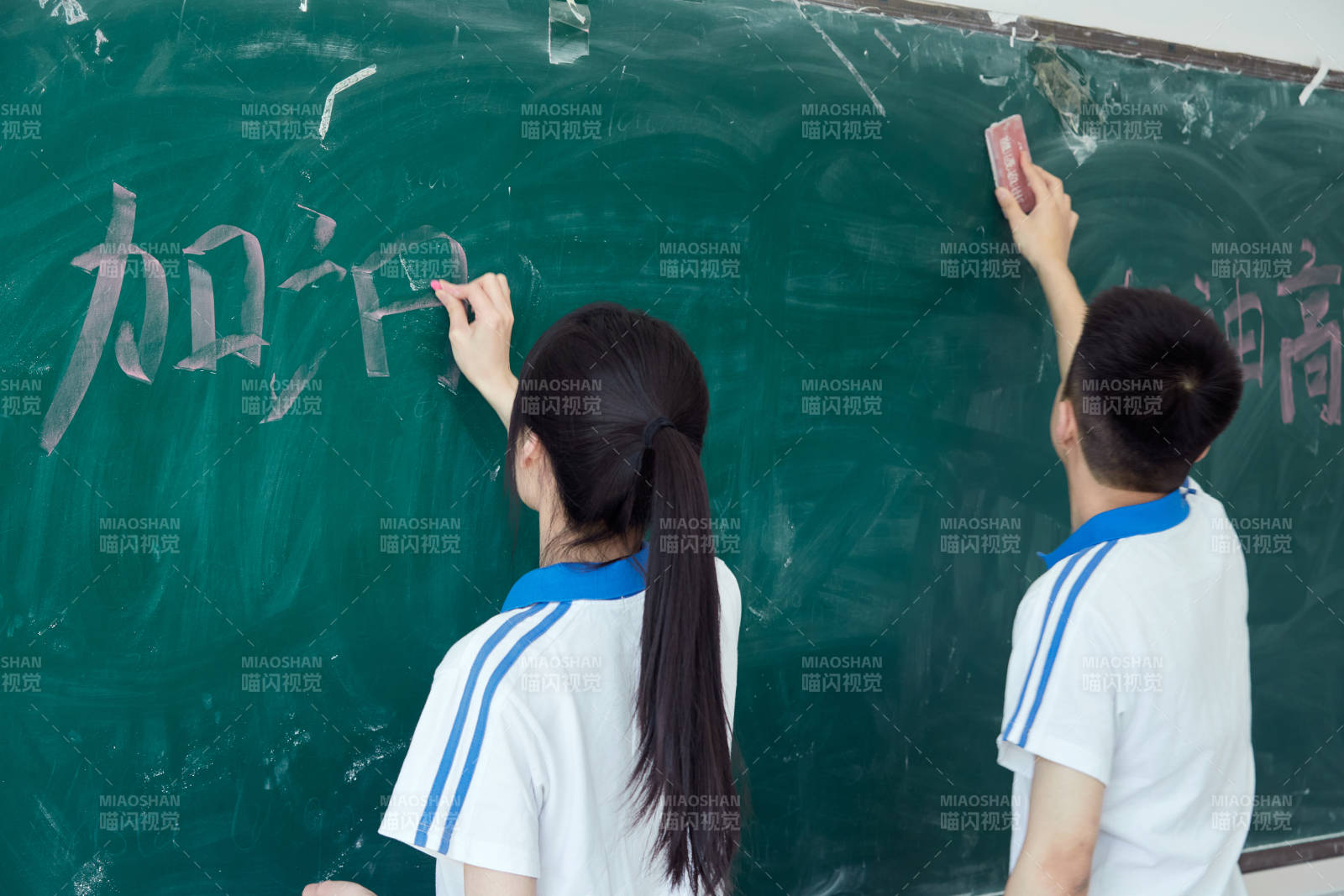 教室里讲台上为高考加油激励的高中生图片