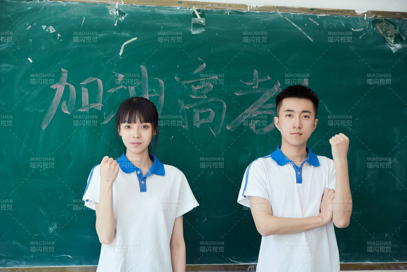 教室里讲台上为高考加油激励的高中生图片