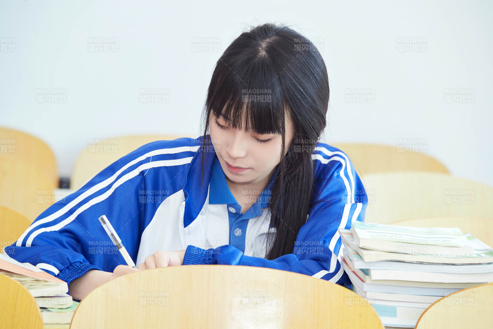 教室里努力看书学习备战高考的女高中生图片