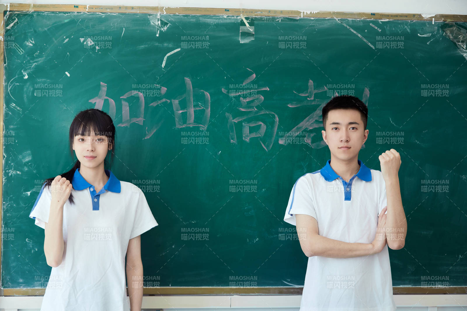 教室里讲台上为高考加油激励的高中生图片