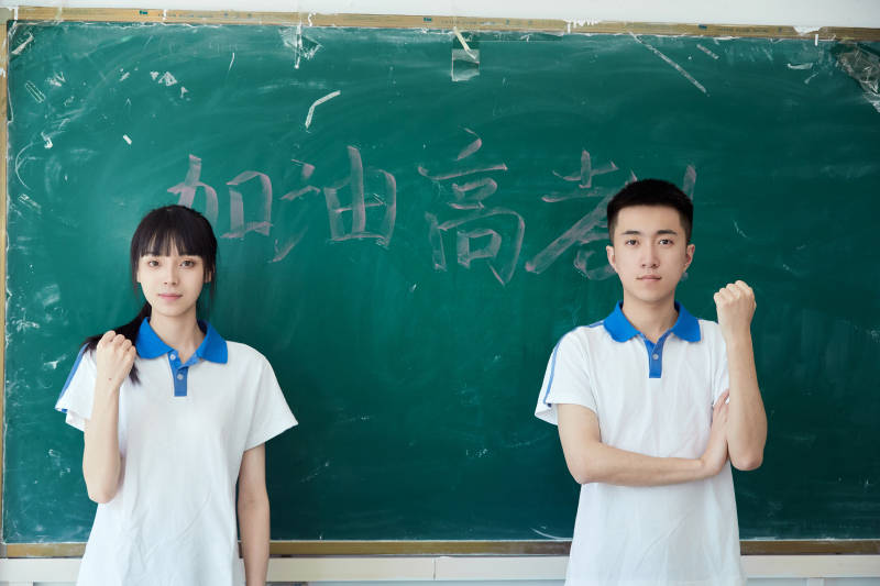 教室里讲台上为高考加油激励的高中生图片