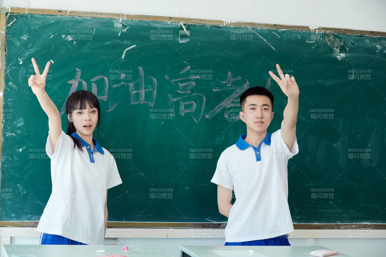 教室里讲台上为高考加油激励的高中生图片