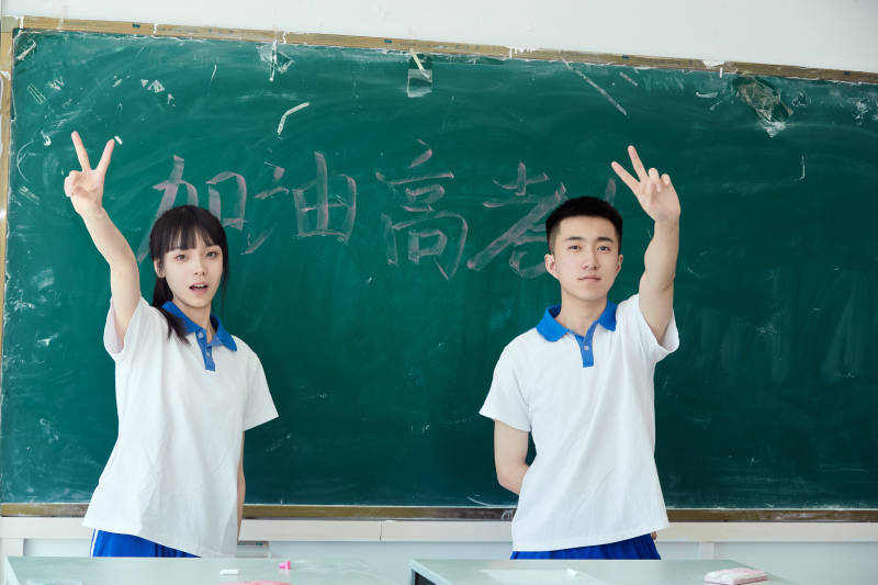 教室里讲台上为高考加油激励的高中生图片