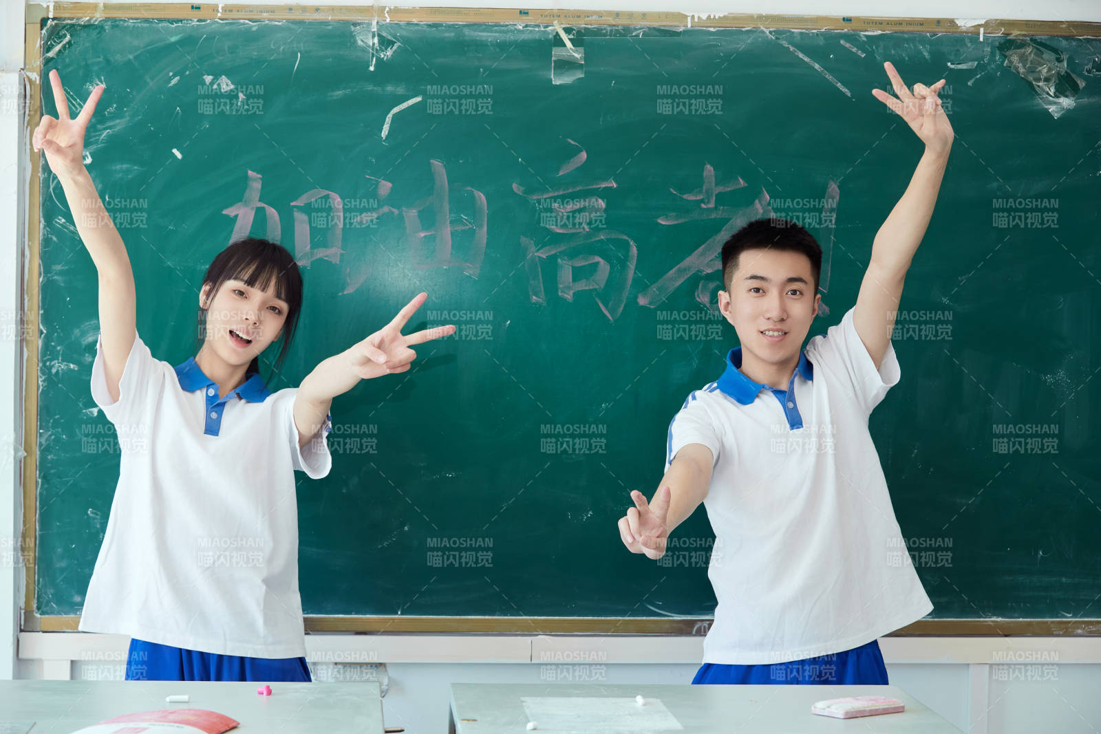 教室里讲台上为高考加油激励的高中生图片