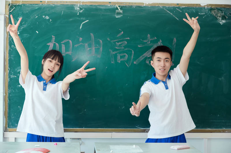 教室里讲台上为高考加油激励的高中生图片