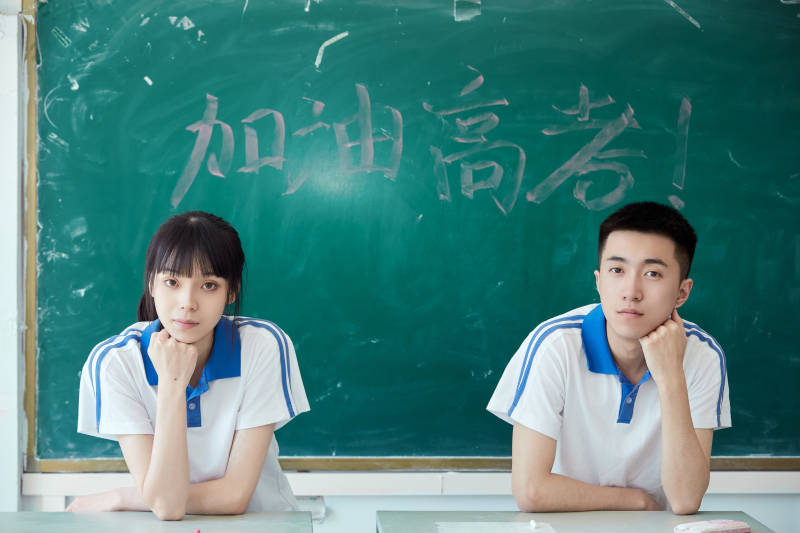 教室里讲台上为高考加油激励的高中生图片