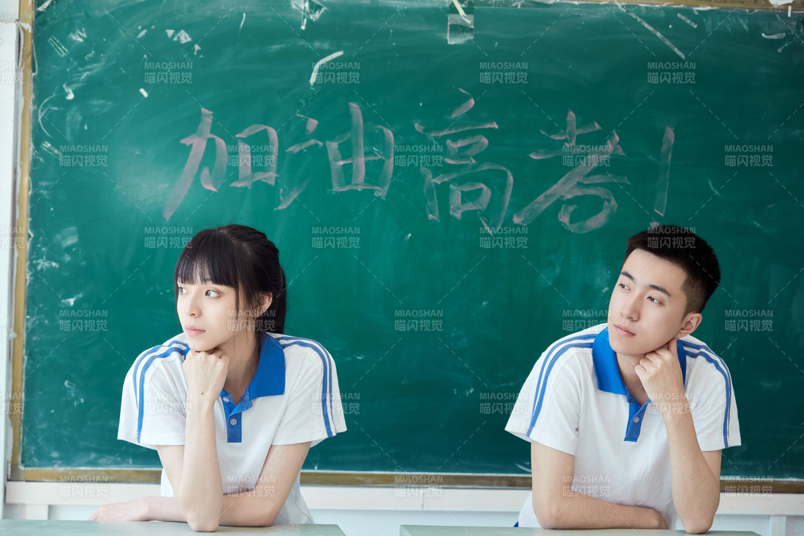 教室里讲台上为高考加油激励的高中生图片