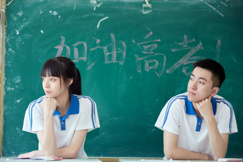 教室里讲台上为高考加油激励的高中生图片