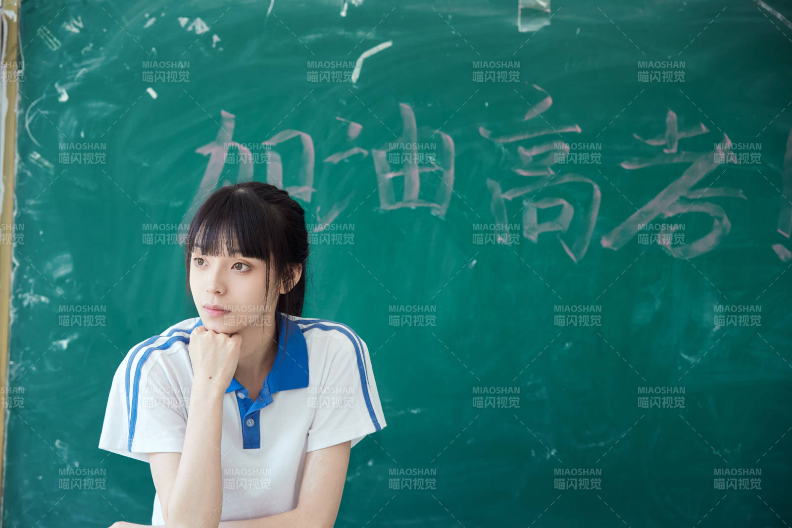 教室里讲台上为高考加油激励的高中生图片