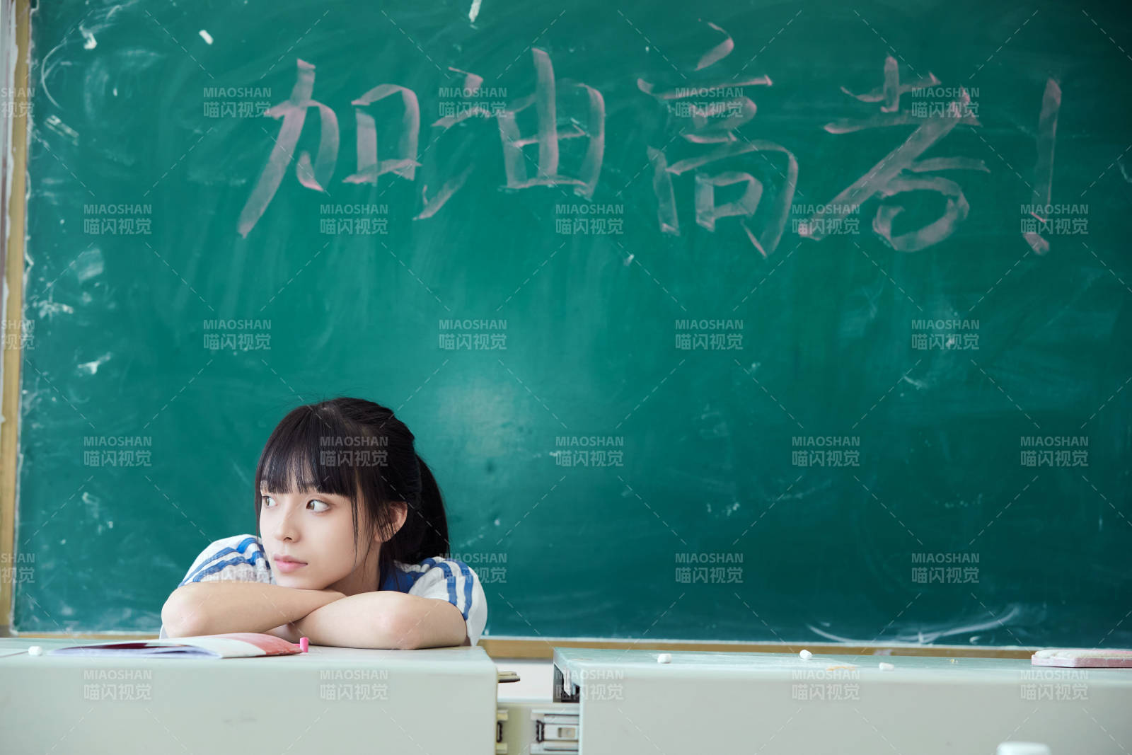 教室里讲台上为高考加油激励的高中生图片